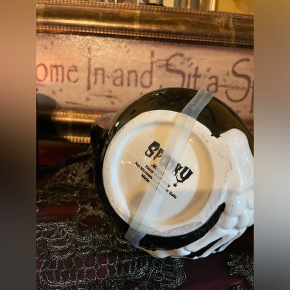 SPOOKY HOLLOW NWOT Halloween Skull Lidded Black & White Skeleton Hand Teapot - Picture 5 of 13